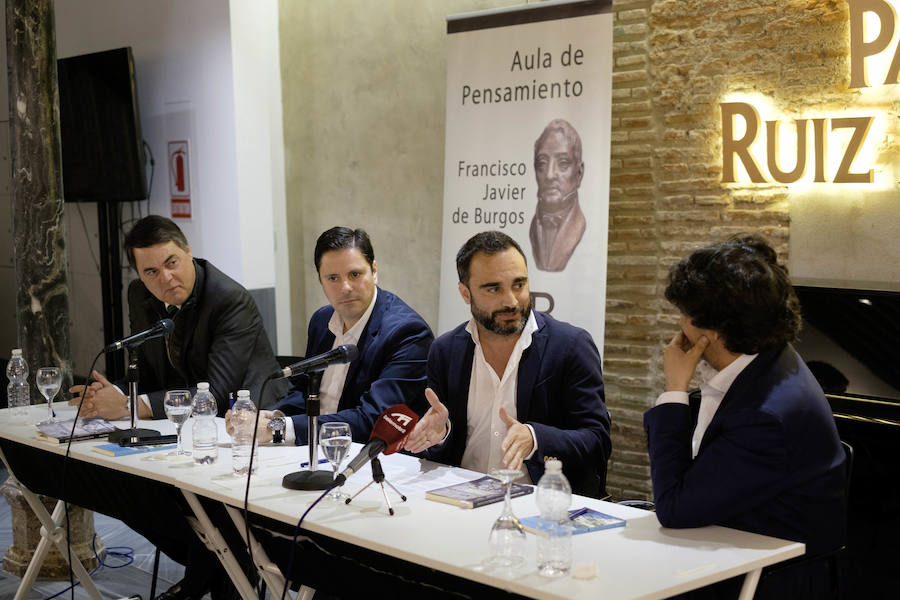 Quico Chirino presentó el jueves 28 de marzo su novela 'A la izquierda del padre' en Motril, acompañado del diputado nacional Carlos Rojas y del escritor y humanista Mario Garcés. Al acto acudieron representantes políticos, empresariales y de la sociedad granadina y motrileña. 