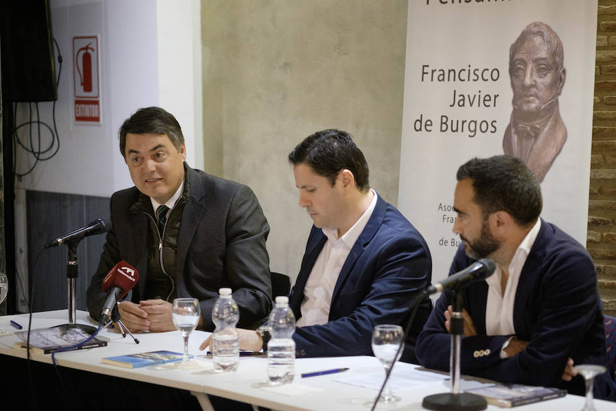 Quico Chirino presentó el jueves 28 de marzo su novela 'A la izquierda del padre' en Motril, acompañado del diputado nacional Carlos Rojas y del escritor y humanista Mario Garcés. Al acto acudieron representantes políticos, empresariales y de la sociedad granadina y motrileña. 