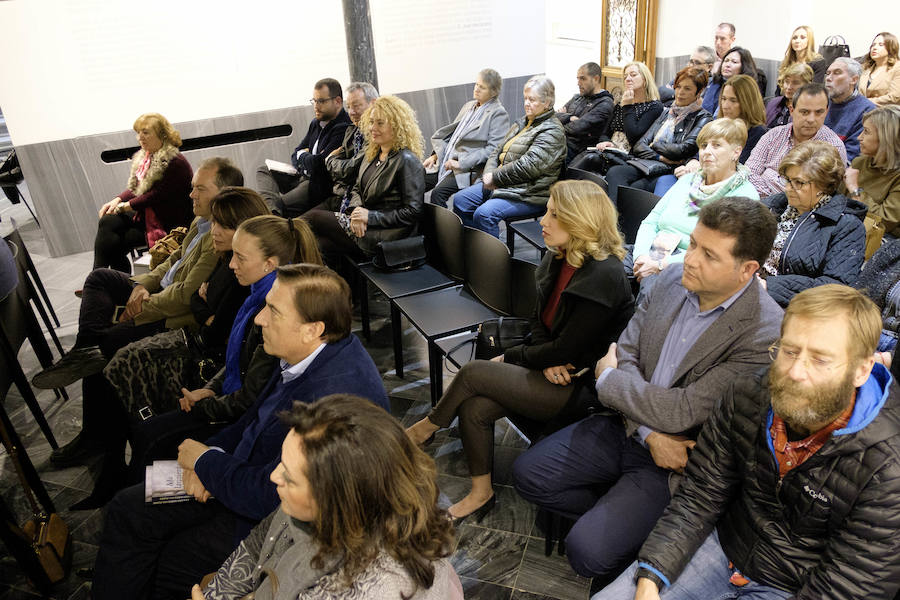 Quico Chirino presentó el jueves 28 de marzo su novela 'A la izquierda del padre' en Motril, acompañado del diputado nacional Carlos Rojas y del escritor y humanista Mario Garcés. Al acto acudieron representantes políticos, empresariales y de la sociedad granadina y motrileña. 