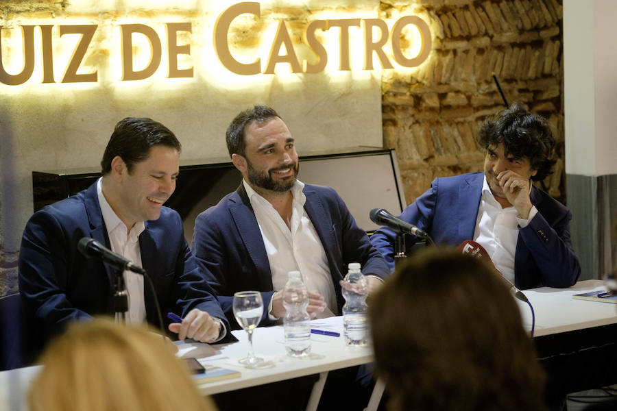 Quico Chirino presentó el jueves 28 de marzo su novela 'A la izquierda del padre' en Motril, acompañado del diputado nacional Carlos Rojas y del escritor y humanista Mario Garcés. Al acto acudieron representantes políticos, empresariales y de la sociedad granadina y motrileña. 