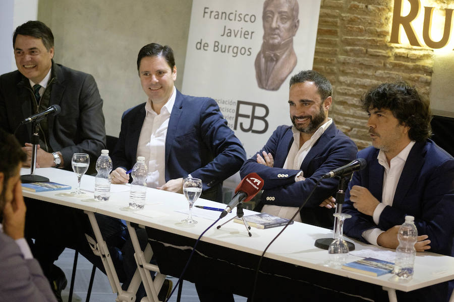 Quico Chirino presentó el jueves 28 de marzo su novela 'A la izquierda del padre' en Motril, acompañado del diputado nacional Carlos Rojas y del escritor y humanista Mario Garcés. Al acto acudieron representantes políticos, empresariales y de la sociedad granadina y motrileña. 