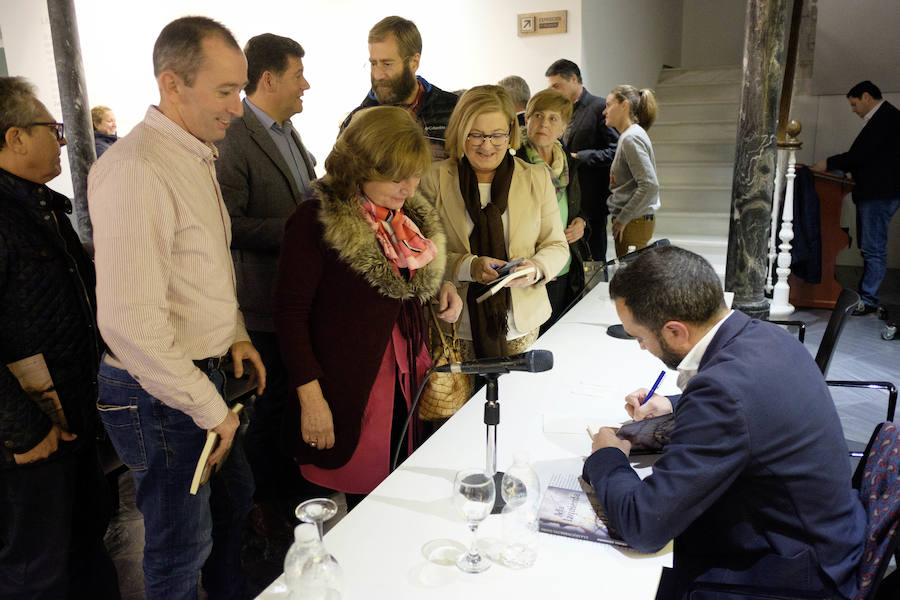 Quico Chirino presentó el jueves 28 de marzo su novela 'A la izquierda del padre' en Motril, acompañado del diputado nacional Carlos Rojas y del escritor y humanista Mario Garcés. Al acto acudieron representantes políticos, empresariales y de la sociedad granadina y motrileña. 