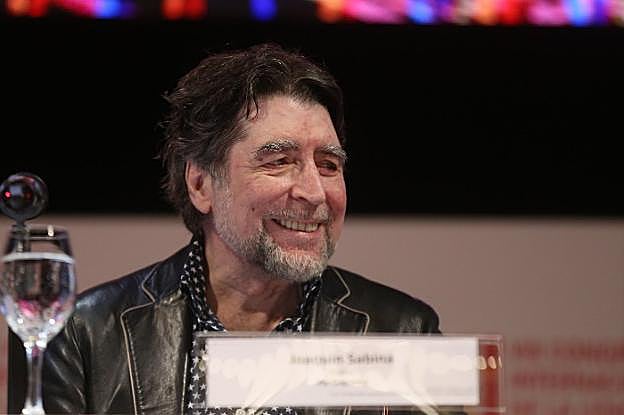 Joaquín Sabína recibe, ayer, el cariño del público argentino que abarrotó el Teatro San Martín de Cordoba (Argentina).