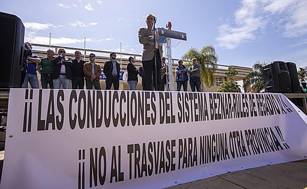 Los regantes de la Costa Tropical expresando sus demandas ante el público de la concentración, ayer, en Motril. 