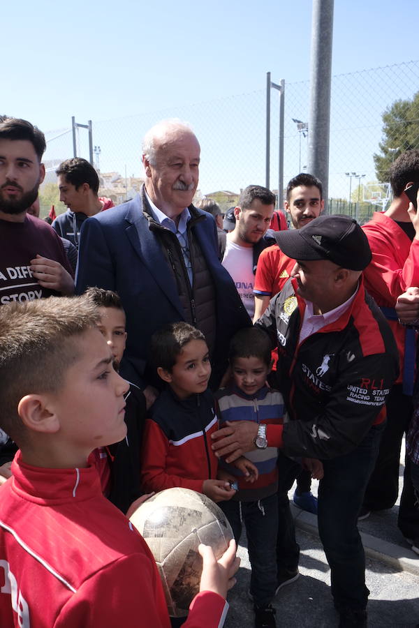 El ex seleccionador nacional ha acudido esta mañana a la Gala del Deporte de Cájar, donde cientos de niños disputan un torneo de fútbol base