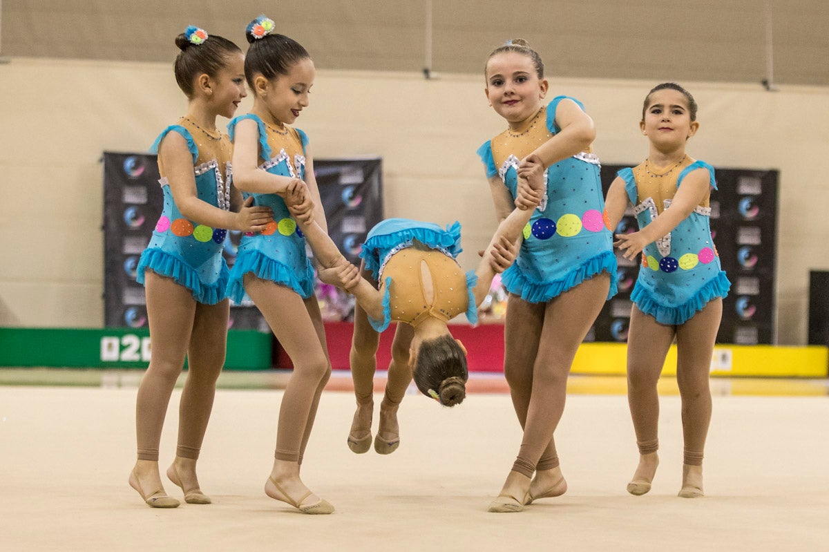 El Circuito Andaluz de gimnasia rítmica para la categoría de promesas se está celebrando en el Palacio de los Deportes. Más de dos mil niñas de toda la comunidad autónoma están poniendo sobre el tapiz todo lo aprendido y ensayado a lo largo del curso. 