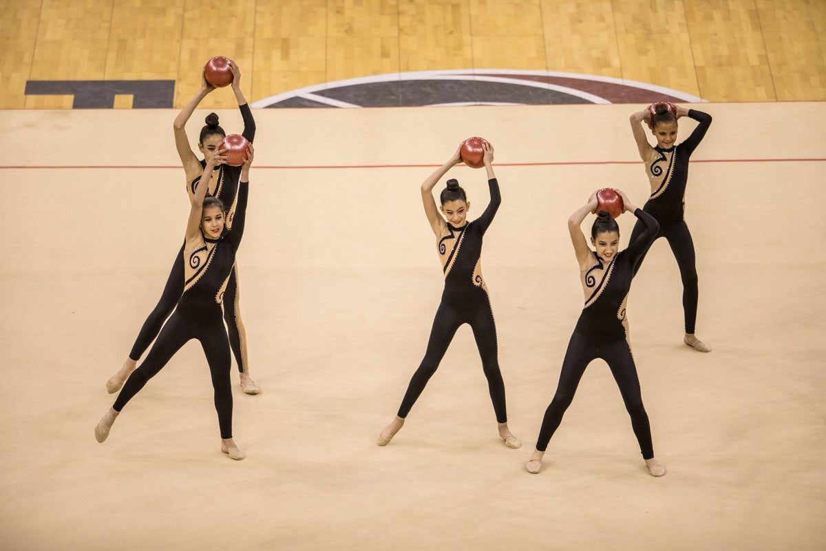 El Circuito Andaluz de gimnasia rítmica para la categoría de promesas se está celebrando en el Palacio de los Deportes. Más de dos mil niñas de toda la comunidad autónoma están poniendo sobre el tapiz todo lo aprendido y ensayado a lo largo del curso. 