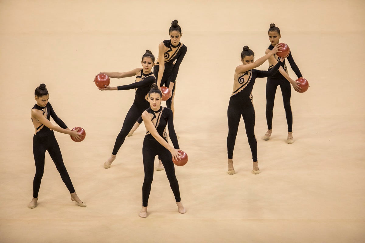 El Circuito Andaluz de gimnasia rítmica para la categoría de promesas se está celebrando en el Palacio de los Deportes. Más de dos mil niñas de toda la comunidad autónoma están poniendo sobre el tapiz todo lo aprendido y ensayado a lo largo del curso. 