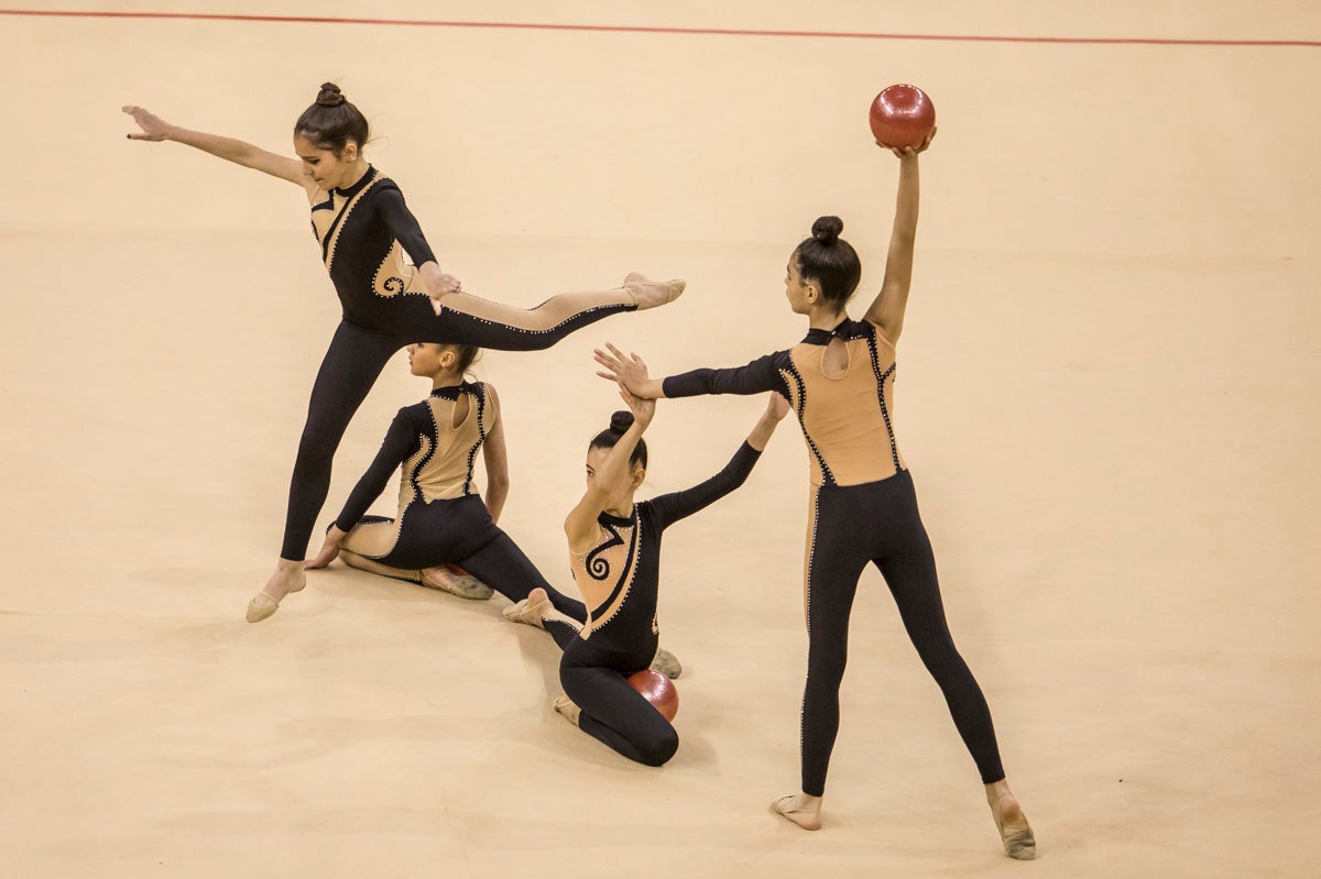 El Circuito Andaluz de gimnasia rítmica para la categoría de promesas se está celebrando en el Palacio de los Deportes. Más de dos mil niñas de toda la comunidad autónoma están poniendo sobre el tapiz todo lo aprendido y ensayado a lo largo del curso. 