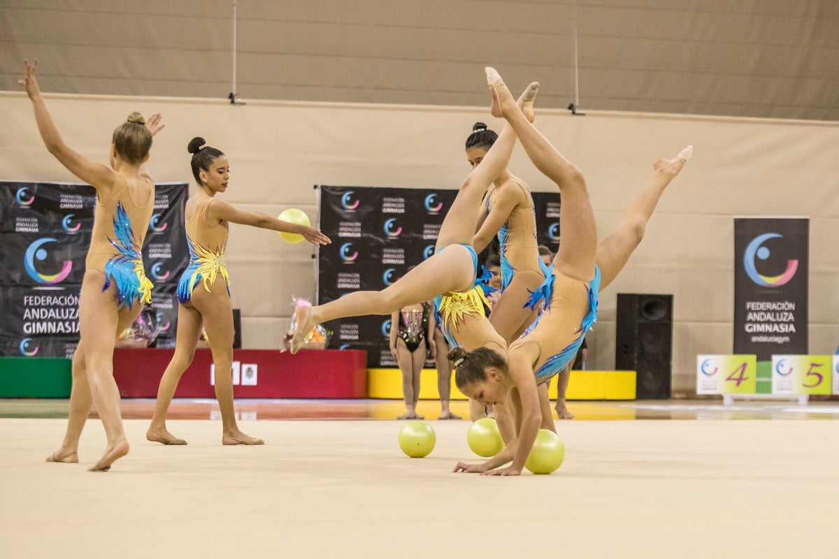 El Circuito Andaluz de gimnasia rítmica para la categoría de promesas se está celebrando en el Palacio de los Deportes. Más de dos mil niñas de toda la comunidad autónoma están poniendo sobre el tapiz todo lo aprendido y ensayado a lo largo del curso. 