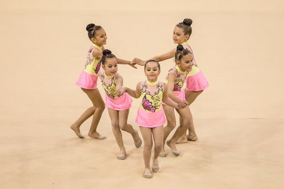 El Circuito Andaluz de gimnasia rítmica para la categoría de promesas se está celebrando en el Palacio de los Deportes. Más de dos mil niñas de toda la comunidad autónoma están poniendo sobre el tapiz todo lo aprendido y ensayado a lo largo del curso. 
