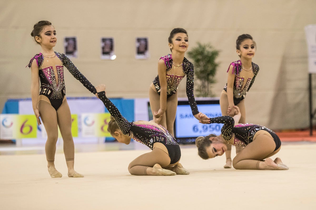 El Circuito Andaluz de gimnasia rítmica para la categoría de promesas se está celebrando en el Palacio de los Deportes. Más de dos mil niñas de toda la comunidad autónoma están poniendo sobre el tapiz todo lo aprendido y ensayado a lo largo del curso. 