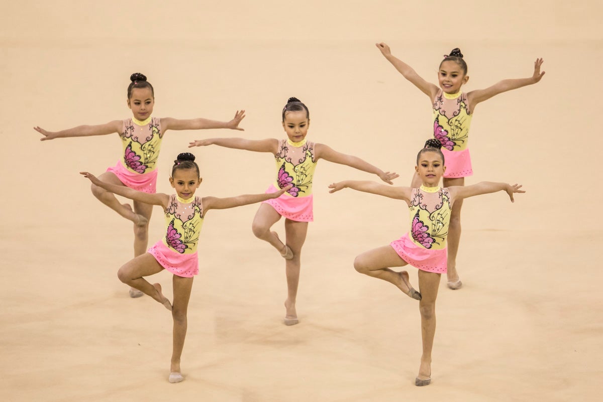 El Circuito Andaluz de gimnasia rítmica para la categoría de promesas se está celebrando en el Palacio de los Deportes. Más de dos mil niñas de toda la comunidad autónoma están poniendo sobre el tapiz todo lo aprendido y ensayado a lo largo del curso. 