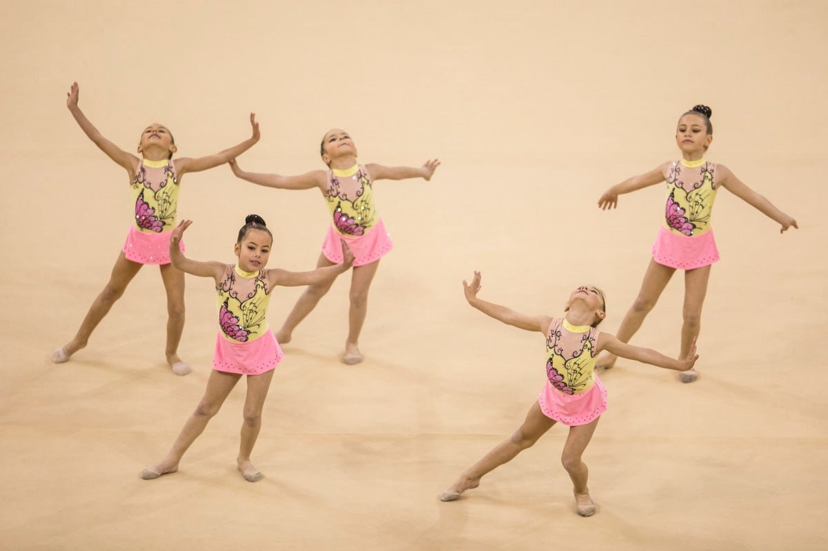 El Circuito Andaluz de gimnasia rítmica para la categoría de promesas se está celebrando en el Palacio de los Deportes. Más de dos mil niñas de toda la comunidad autónoma están poniendo sobre el tapiz todo lo aprendido y ensayado a lo largo del curso. 