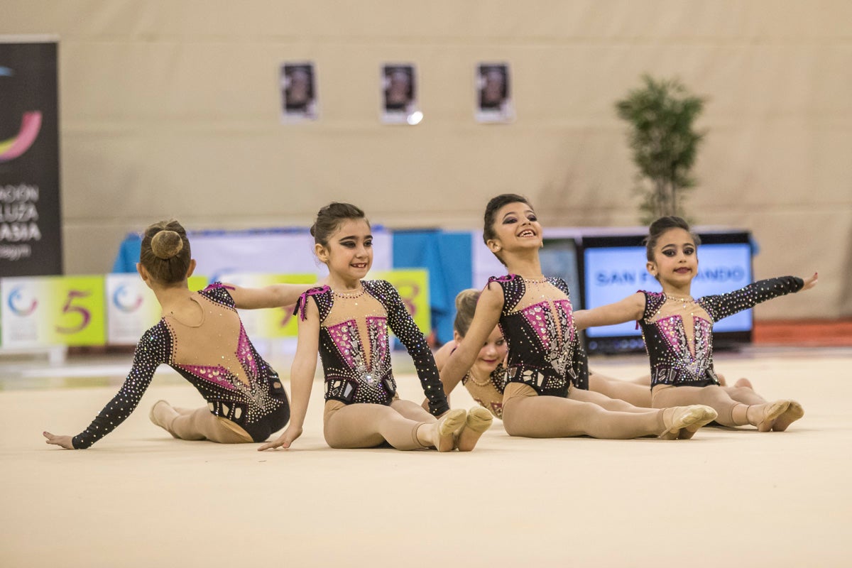 El Circuito Andaluz de gimnasia rítmica para la categoría de promesas se está celebrando en el Palacio de los Deportes. Más de dos mil niñas de toda la comunidad autónoma están poniendo sobre el tapiz todo lo aprendido y ensayado a lo largo del curso. 