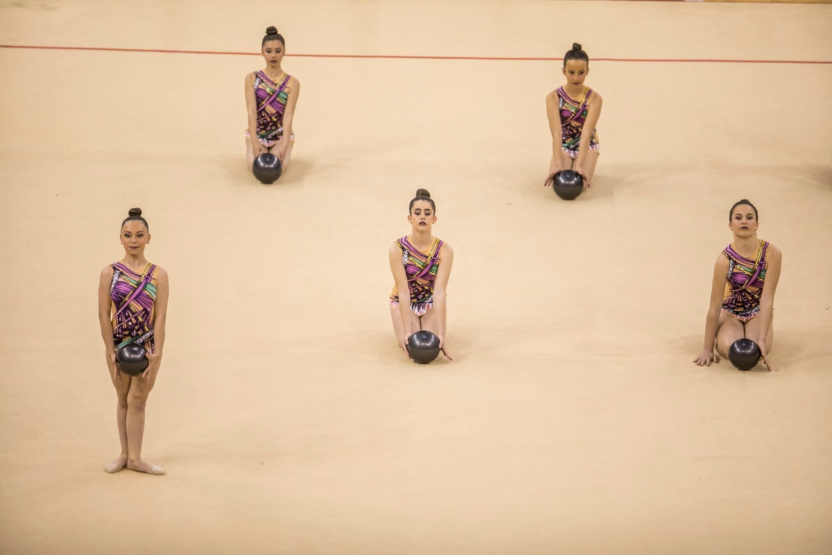 El Circuito Andaluz de gimnasia rítmica para la categoría de promesas se está celebrando en el Palacio de los Deportes. Más de dos mil niñas de toda la comunidad autónoma están poniendo sobre el tapiz todo lo aprendido y ensayado a lo largo del curso. 