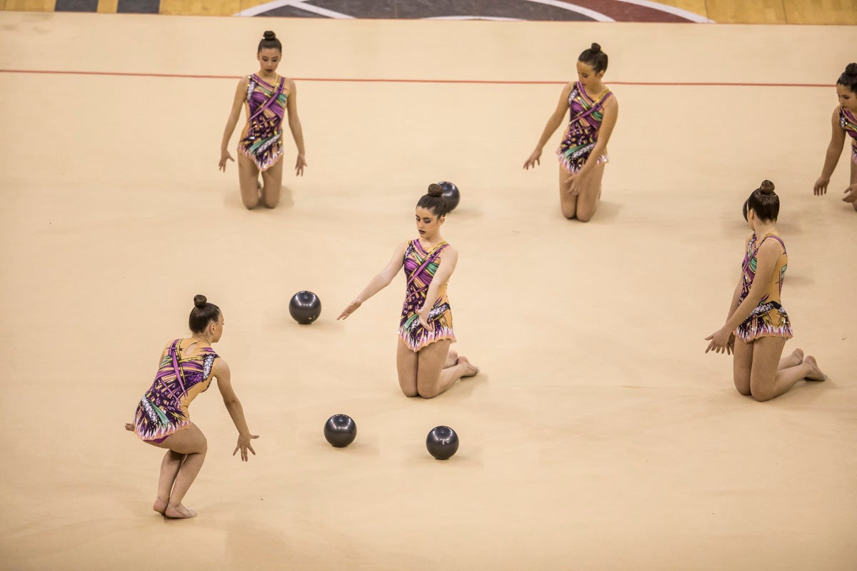 El Circuito Andaluz de gimnasia rítmica para la categoría de promesas se está celebrando en el Palacio de los Deportes. Más de dos mil niñas de toda la comunidad autónoma están poniendo sobre el tapiz todo lo aprendido y ensayado a lo largo del curso. 