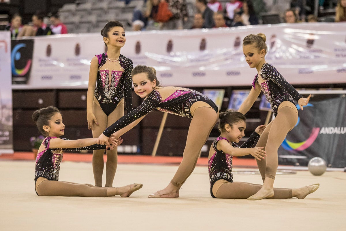 El Circuito Andaluz de gimnasia rítmica para la categoría de promesas se está celebrando en el Palacio de los Deportes. Más de dos mil niñas de toda la comunidad autónoma están poniendo sobre el tapiz todo lo aprendido y ensayado a lo largo del curso. 