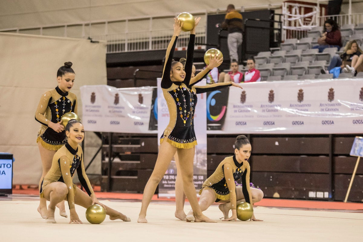 El Circuito Andaluz de gimnasia rítmica para la categoría de promesas se está celebrando en el Palacio de los Deportes. Más de dos mil niñas de toda la comunidad autónoma están poniendo sobre el tapiz todo lo aprendido y ensayado a lo largo del curso. 