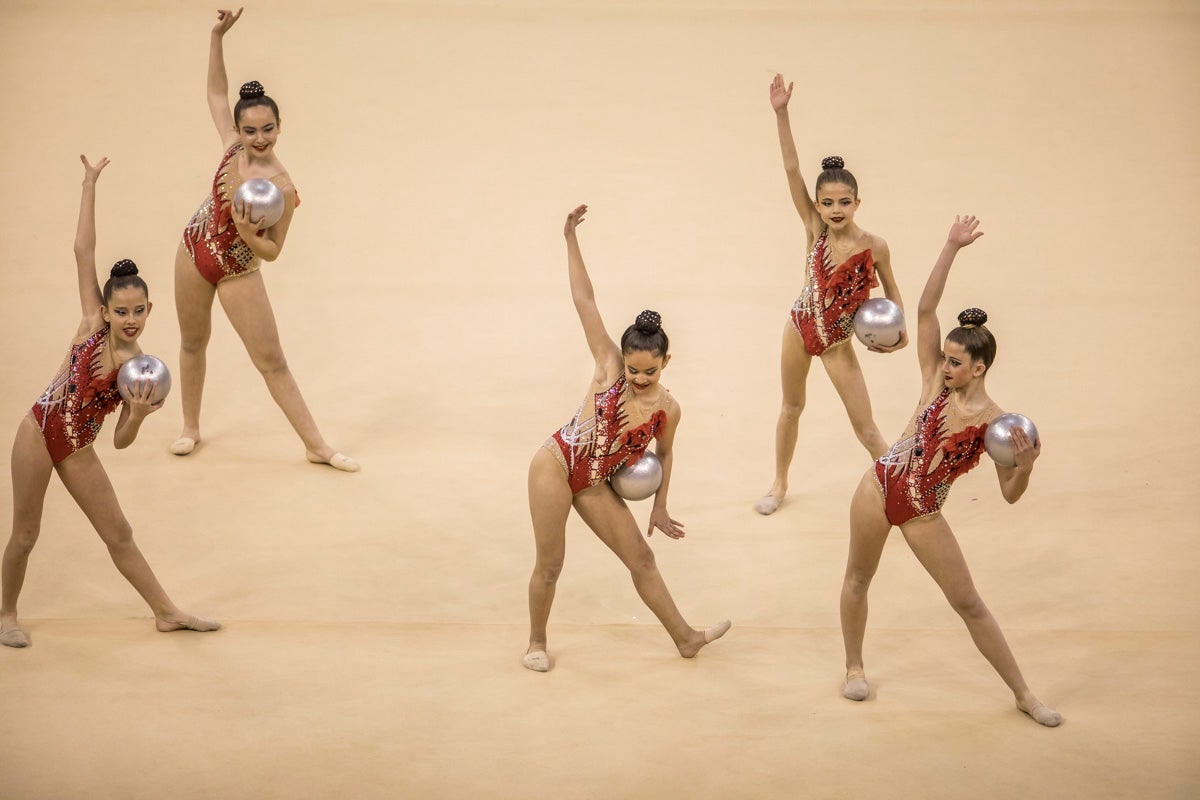 El Circuito Andaluz de gimnasia rítmica para la categoría de promesas se está celebrando en el Palacio de los Deportes. Más de dos mil niñas de toda la comunidad autónoma están poniendo sobre el tapiz todo lo aprendido y ensayado a lo largo del curso. 