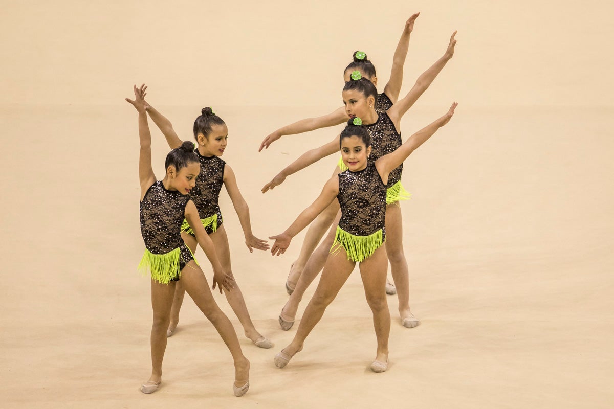 El Circuito Andaluz de gimnasia rítmica para la categoría de promesas se está celebrando en el Palacio de los Deportes. Más de dos mil niñas de toda la comunidad autónoma están poniendo sobre el tapiz todo lo aprendido y ensayado a lo largo del curso. 