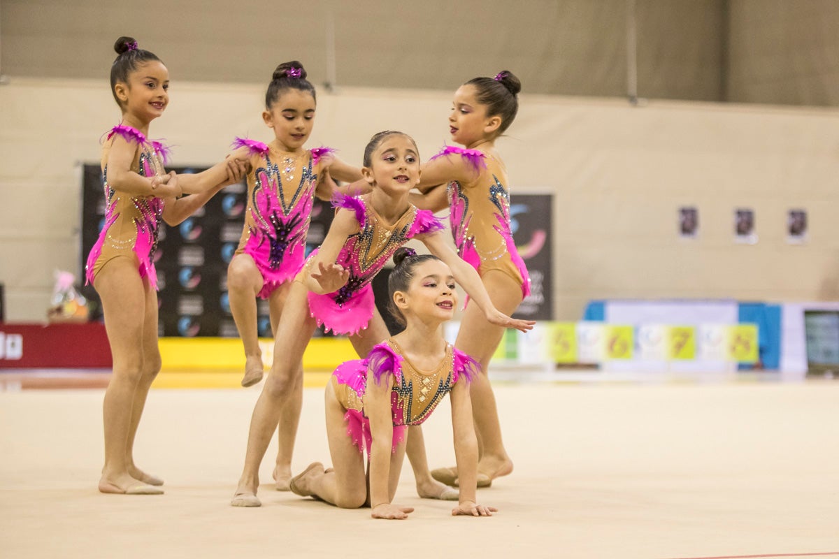 El Circuito Andaluz de gimnasia rítmica para la categoría de promesas se está celebrando en el Palacio de los Deportes. Más de dos mil niñas de toda la comunidad autónoma están poniendo sobre el tapiz todo lo aprendido y ensayado a lo largo del curso. 