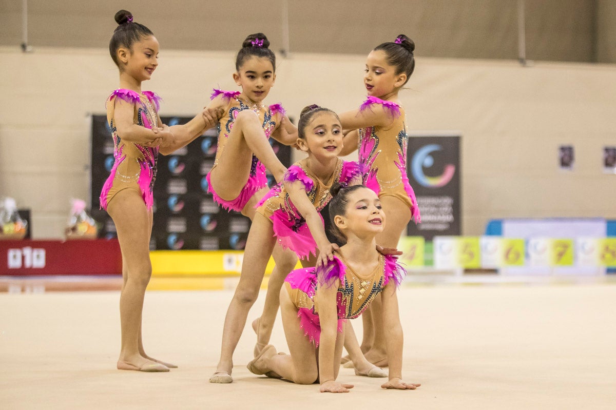 El Circuito Andaluz de gimnasia rítmica para la categoría de promesas se está celebrando en el Palacio de los Deportes. Más de dos mil niñas de toda la comunidad autónoma están poniendo sobre el tapiz todo lo aprendido y ensayado a lo largo del curso. 