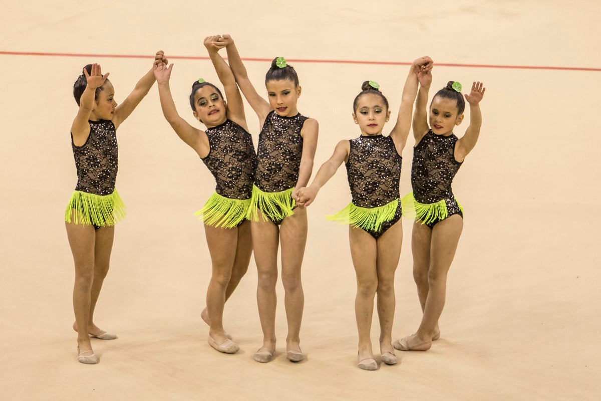 El Circuito Andaluz de gimnasia rítmica para la categoría de promesas se está celebrando en el Palacio de los Deportes. Más de dos mil niñas de toda la comunidad autónoma están poniendo sobre el tapiz todo lo aprendido y ensayado a lo largo del curso. 