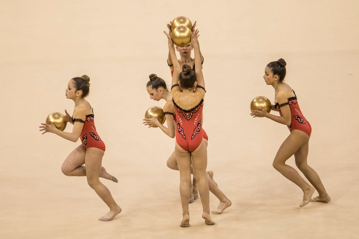 El Circuito Andaluz de gimnasia rítmica para la categoría de promesas se está celebrando en el Palacio de los Deportes. Más de dos mil niñas de toda la comunidad autónoma están poniendo sobre el tapiz todo lo aprendido y ensayado a lo largo del curso. 