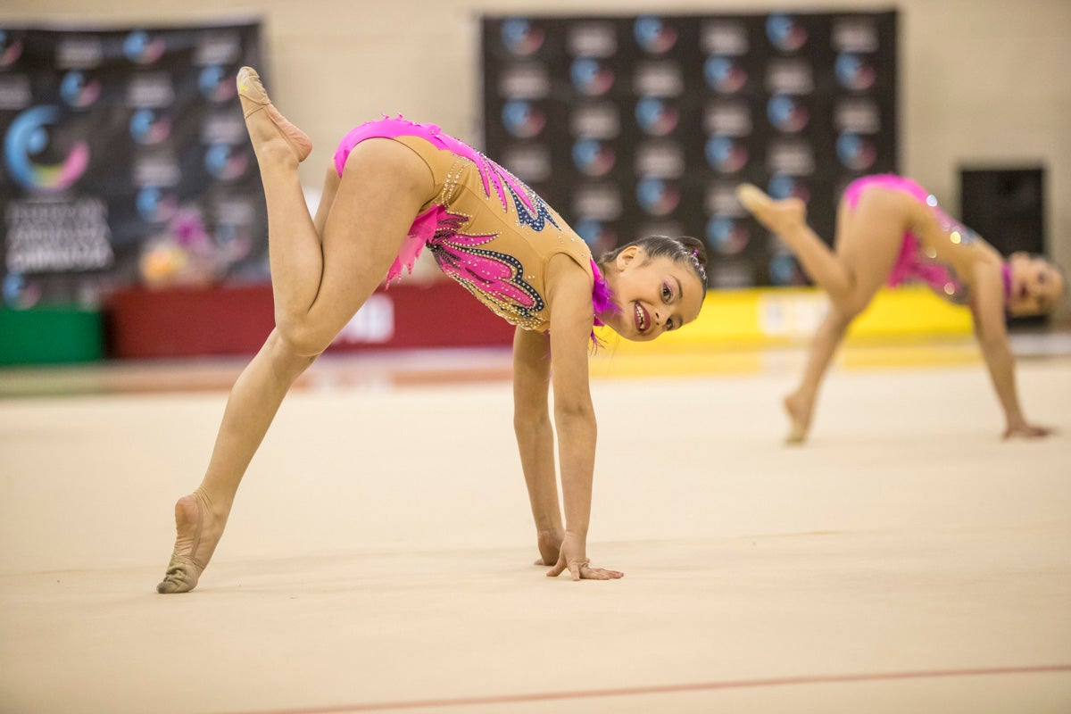 El Circuito Andaluz de gimnasia rítmica para la categoría de promesas se está celebrando en el Palacio de los Deportes. Más de dos mil niñas de toda la comunidad autónoma están poniendo sobre el tapiz todo lo aprendido y ensayado a lo largo del curso. 