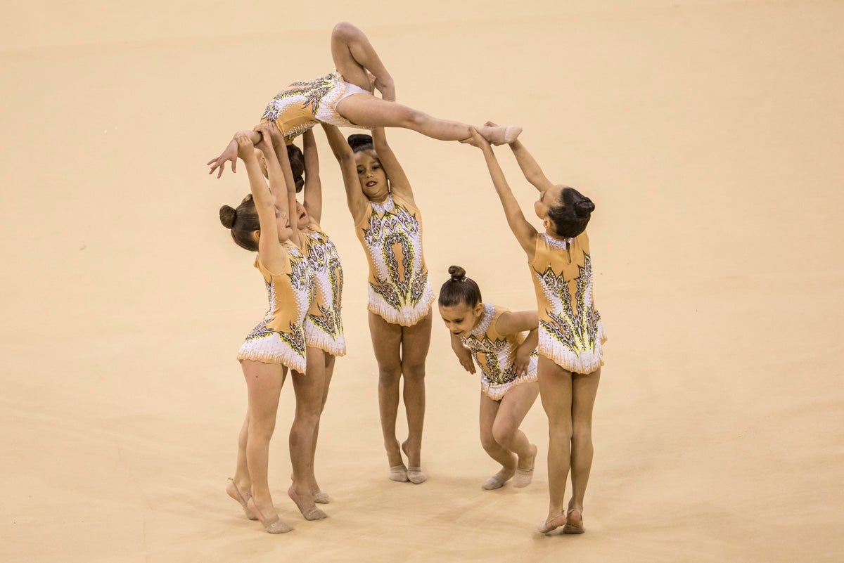 El Circuito Andaluz de gimnasia rítmica para la categoría de promesas se está celebrando en el Palacio de los Deportes. Más de dos mil niñas de toda la comunidad autónoma están poniendo sobre el tapiz todo lo aprendido y ensayado a lo largo del curso. 