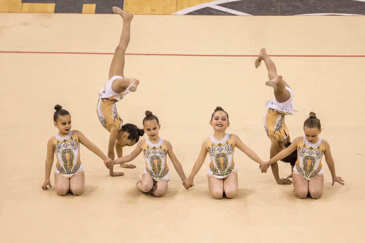 El Circuito Andaluz de gimnasia rítmica para la categoría de promesas se está celebrando en el Palacio de los Deportes. Más de dos mil niñas de toda la comunidad autónoma están poniendo sobre el tapiz todo lo aprendido y ensayado a lo largo del curso. 