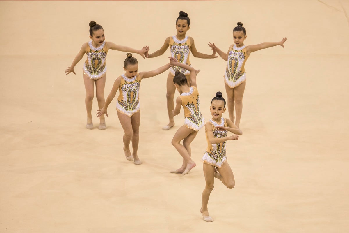 El Circuito Andaluz de gimnasia rítmica para la categoría de promesas se está celebrando en el Palacio de los Deportes. Más de dos mil niñas de toda la comunidad autónoma están poniendo sobre el tapiz todo lo aprendido y ensayado a lo largo del curso. 