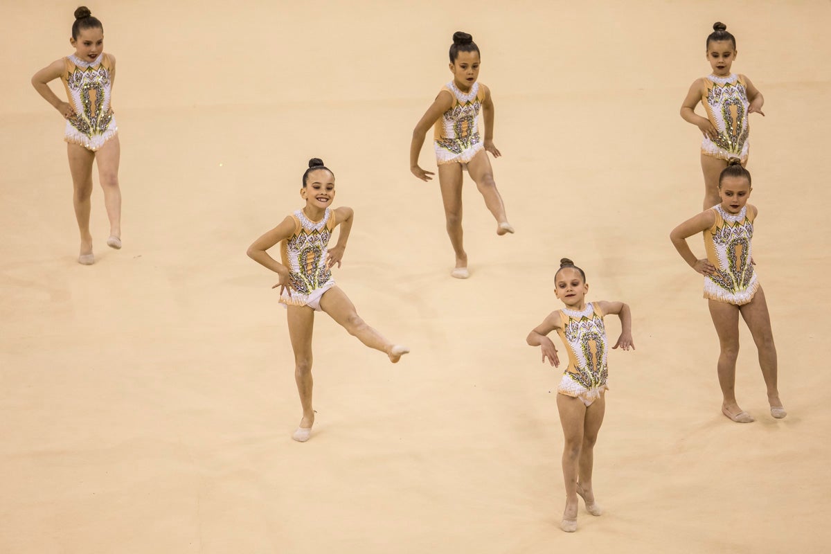 El Circuito Andaluz de gimnasia rítmica para la categoría de promesas se está celebrando en el Palacio de los Deportes. Más de dos mil niñas de toda la comunidad autónoma están poniendo sobre el tapiz todo lo aprendido y ensayado a lo largo del curso. 