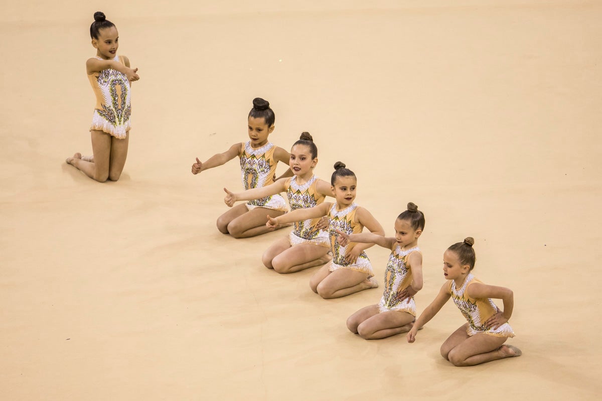 El Circuito Andaluz de gimnasia rítmica para la categoría de promesas se está celebrando en el Palacio de los Deportes. Más de dos mil niñas de toda la comunidad autónoma están poniendo sobre el tapiz todo lo aprendido y ensayado a lo largo del curso. 
