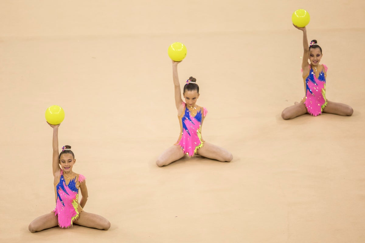 El Circuito Andaluz de gimnasia rítmica para la categoría de promesas se está celebrando en el Palacio de los Deportes. Más de dos mil niñas de toda la comunidad autónoma están poniendo sobre el tapiz todo lo aprendido y ensayado a lo largo del curso. 