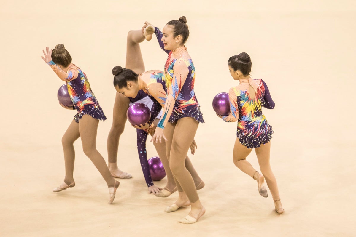 El Circuito Andaluz de gimnasia rítmica para la categoría de promesas se está celebrando en el Palacio de los Deportes. Más de dos mil niñas de toda la comunidad autónoma están poniendo sobre el tapiz todo lo aprendido y ensayado a lo largo del curso. 