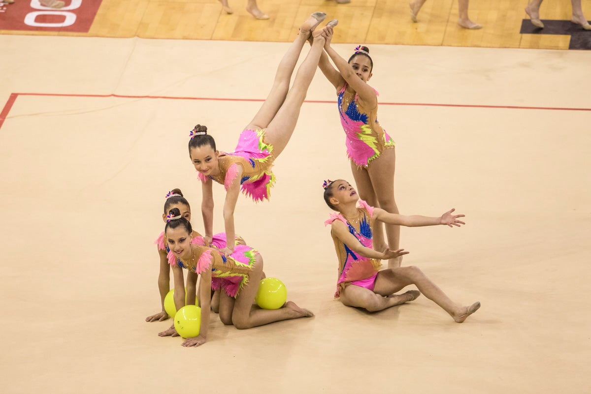 El Circuito Andaluz de gimnasia rítmica para la categoría de promesas se está celebrando en el Palacio de los Deportes. Más de dos mil niñas de toda la comunidad autónoma están poniendo sobre el tapiz todo lo aprendido y ensayado a lo largo del curso. 
