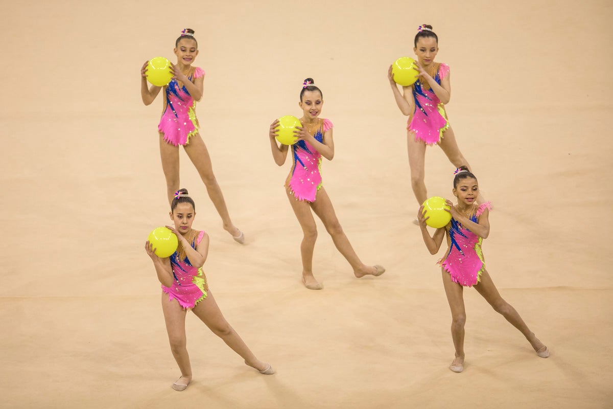 El Circuito Andaluz de gimnasia rítmica para la categoría de promesas se está celebrando en el Palacio de los Deportes. Más de dos mil niñas de toda la comunidad autónoma están poniendo sobre el tapiz todo lo aprendido y ensayado a lo largo del curso. 