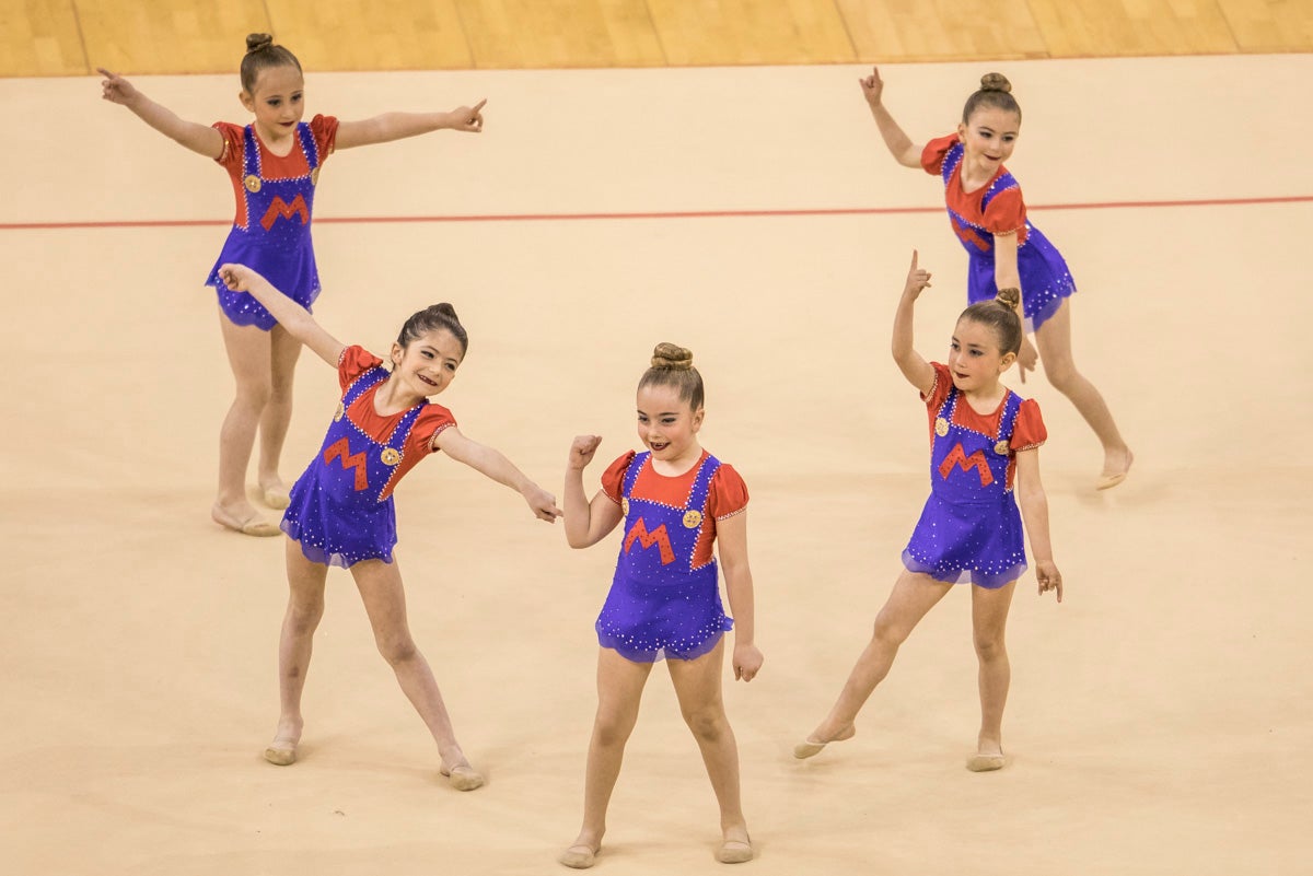 El Circuito Andaluz de gimnasia rítmica para la categoría de promesas se está celebrando en el Palacio de los Deportes. Más de dos mil niñas de toda la comunidad autónoma están poniendo sobre el tapiz todo lo aprendido y ensayado a lo largo del curso. 