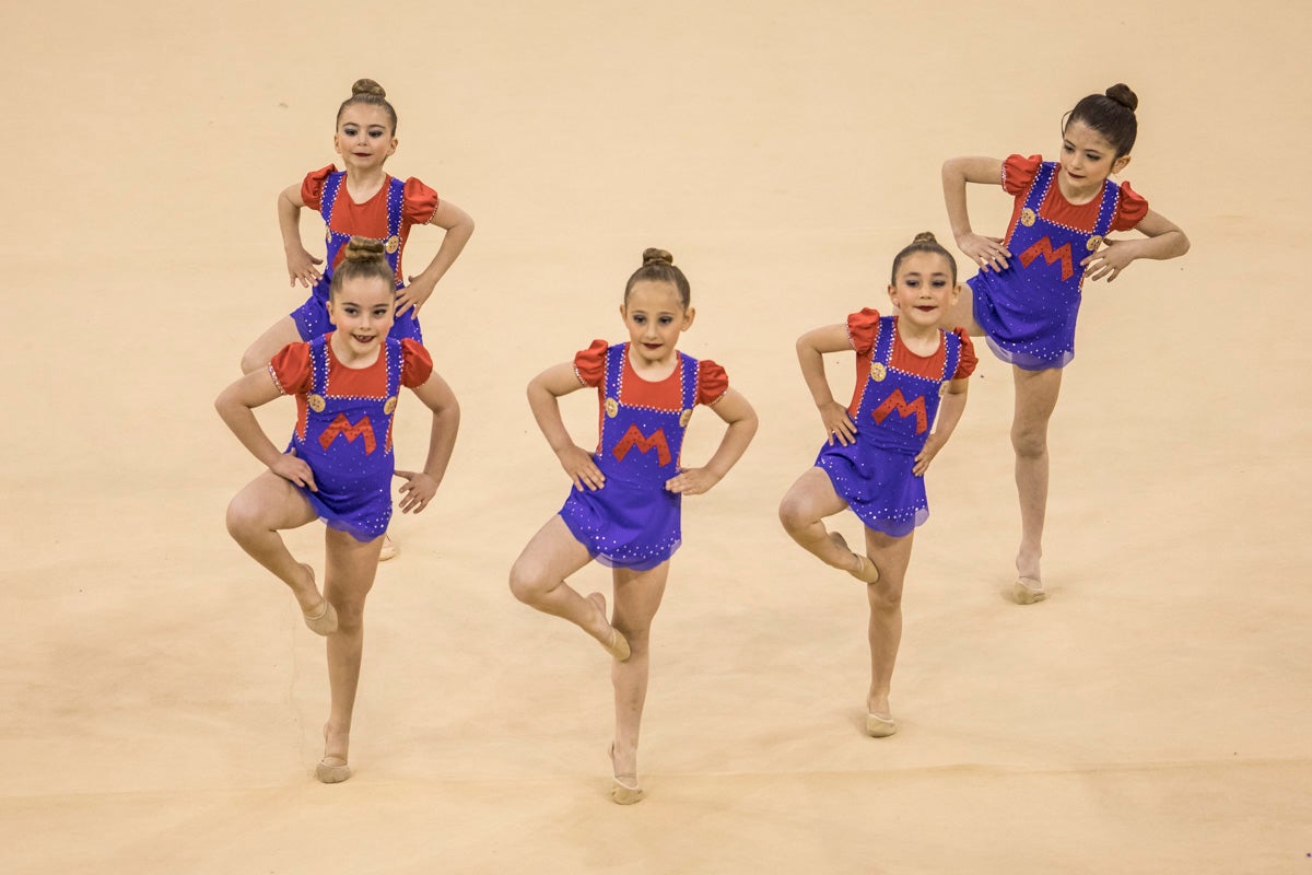 El Circuito Andaluz de gimnasia rítmica para la categoría de promesas se está celebrando en el Palacio de los Deportes. Más de dos mil niñas de toda la comunidad autónoma están poniendo sobre el tapiz todo lo aprendido y ensayado a lo largo del curso. 