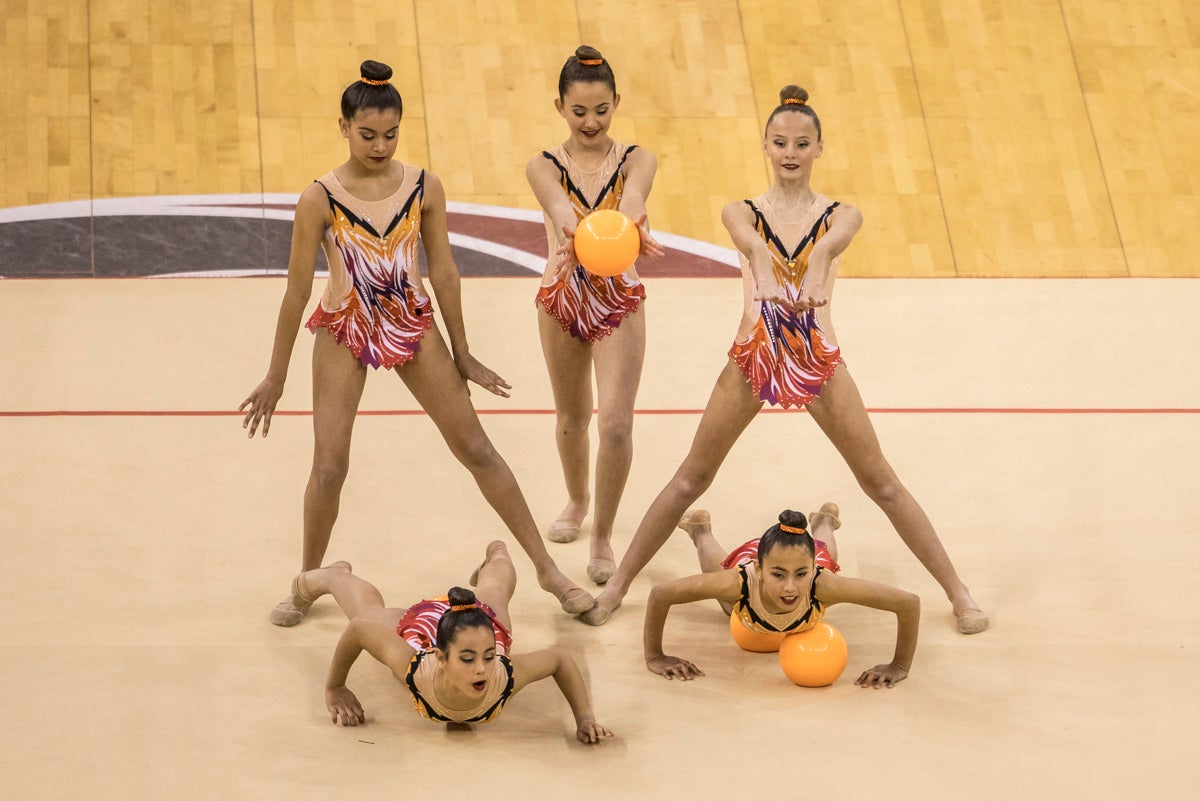 El Circuito Andaluz de gimnasia rítmica para la categoría de promesas se está celebrando en el Palacio de los Deportes. Más de dos mil niñas de toda la comunidad autónoma están poniendo sobre el tapiz todo lo aprendido y ensayado a lo largo del curso. 