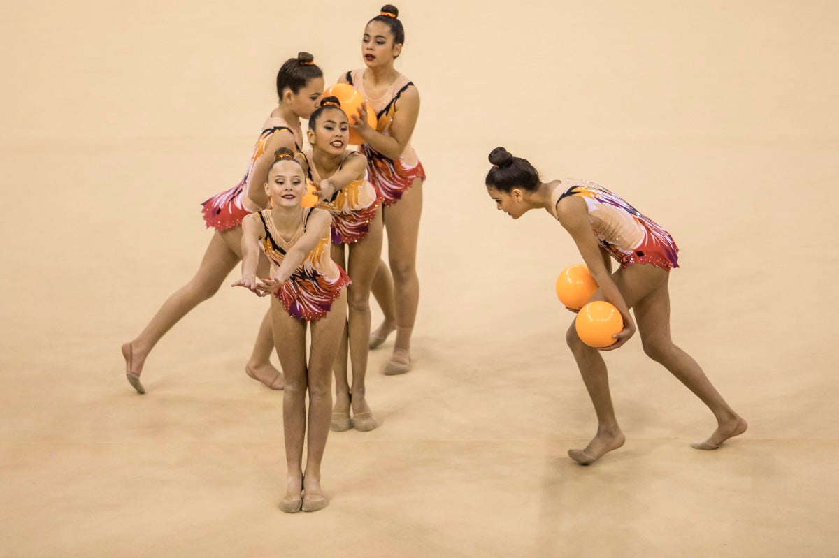 El Circuito Andaluz de gimnasia rítmica para la categoría de promesas se está celebrando en el Palacio de los Deportes. Más de dos mil niñas de toda la comunidad autónoma están poniendo sobre el tapiz todo lo aprendido y ensayado a lo largo del curso. 