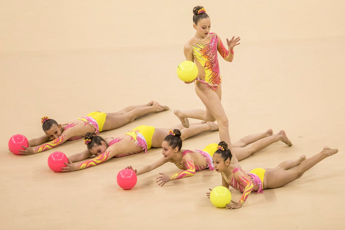 El Circuito Andaluz de gimnasia rítmica para la categoría de promesas se está celebrando en el Palacio de los Deportes. Más de dos mil niñas de toda la comunidad autónoma están poniendo sobre el tapiz todo lo aprendido y ensayado a lo largo del curso. 