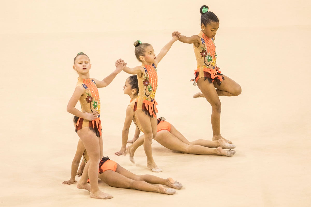 El Circuito Andaluz de gimnasia rítmica para la categoría de promesas se está celebrando en el Palacio de los Deportes. Más de dos mil niñas de toda la comunidad autónoma están poniendo sobre el tapiz todo lo aprendido y ensayado a lo largo del curso. 