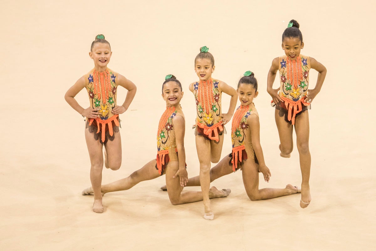 El Circuito Andaluz de gimnasia rítmica para la categoría de promesas se está celebrando en el Palacio de los Deportes. Más de dos mil niñas de toda la comunidad autónoma están poniendo sobre el tapiz todo lo aprendido y ensayado a lo largo del curso. 