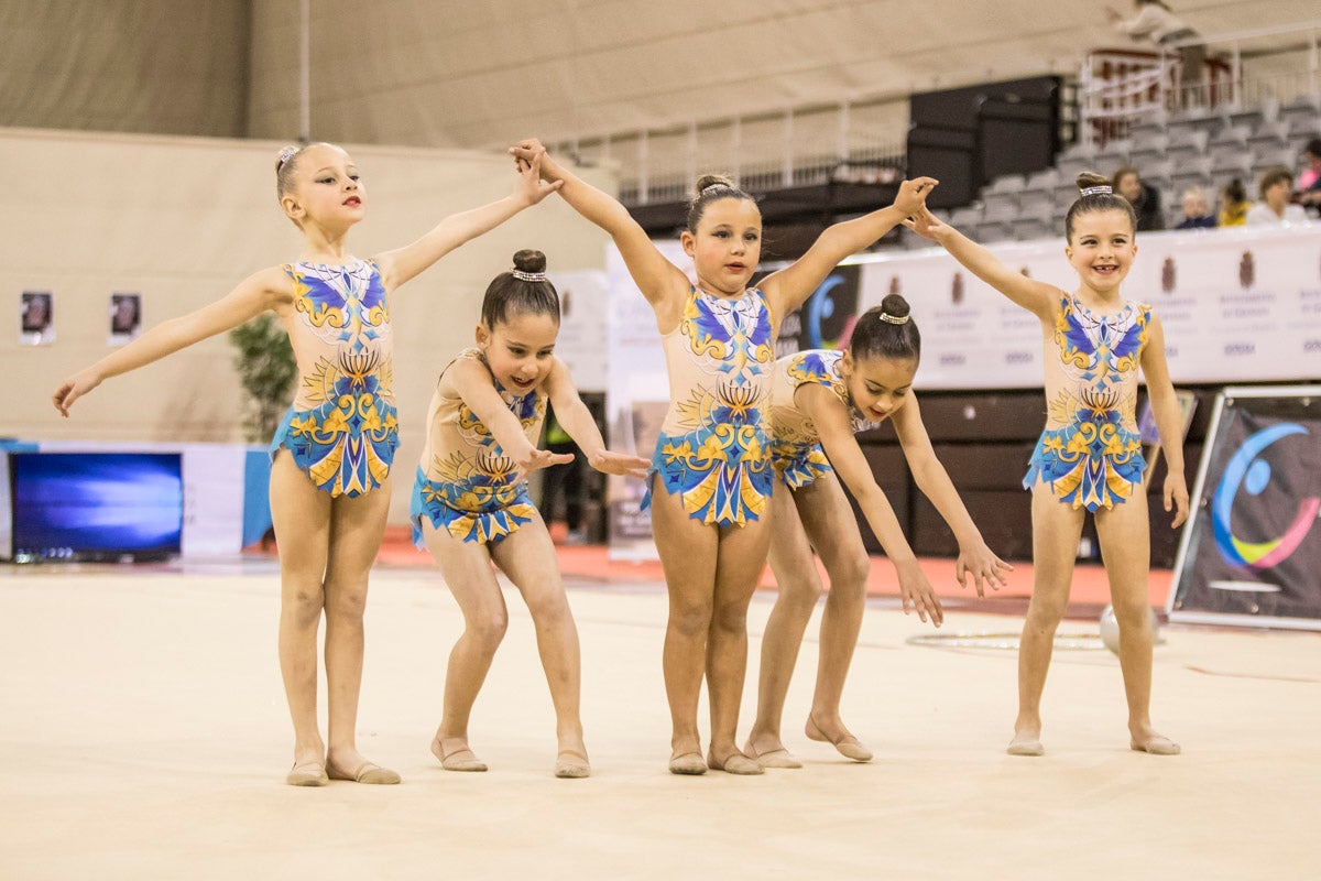 El Circuito Andaluz de gimnasia rítmica para la categoría de promesas se está celebrando en el Palacio de los Deportes. Más de dos mil niñas de toda la comunidad autónoma están poniendo sobre el tapiz todo lo aprendido y ensayado a lo largo del curso. 