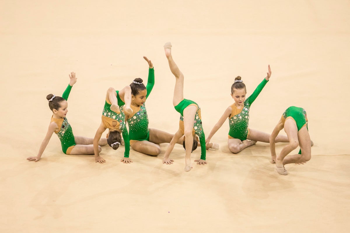 El Circuito Andaluz de gimnasia rítmica para la categoría de promesas se está celebrando en el Palacio de los Deportes. Más de dos mil niñas de toda la comunidad autónoma están poniendo sobre el tapiz todo lo aprendido y ensayado a lo largo del curso. 
