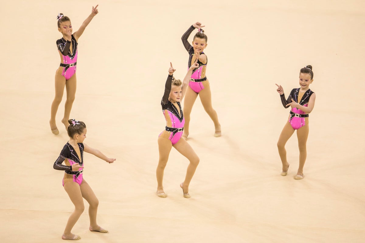 El Circuito Andaluz de gimnasia rítmica para la categoría de promesas se está celebrando en el Palacio de los Deportes. Más de dos mil niñas de toda la comunidad autónoma están poniendo sobre el tapiz todo lo aprendido y ensayado a lo largo del curso. 