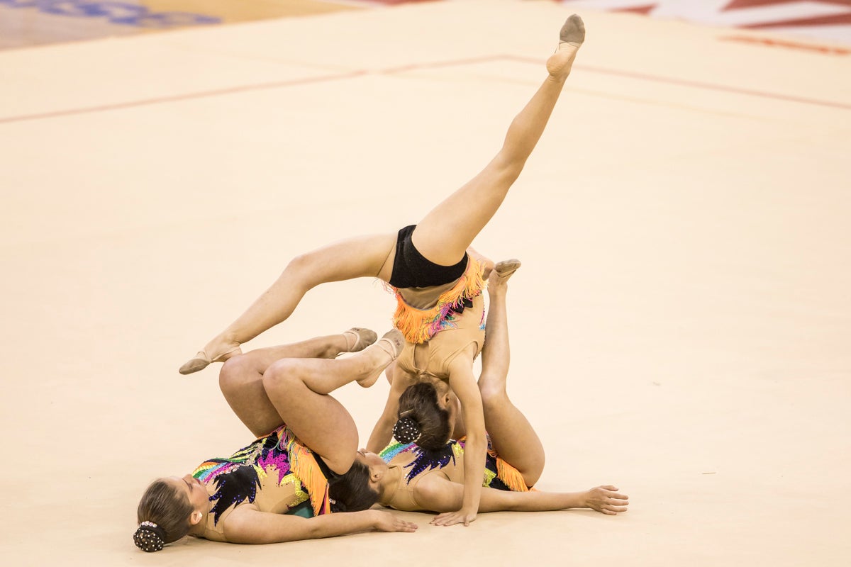 El Circuito Andaluz de gimnasia rítmica para la categoría de promesas se está celebrando en el Palacio de los Deportes. Más de dos mil niñas de toda la comunidad autónoma están poniendo sobre el tapiz todo lo aprendido y ensayado a lo largo del curso. 
